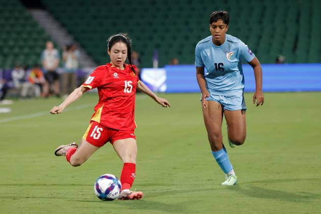 SOCCER ASIAN CUP VIETNAM INDIA, Tran Thi Duyen of Vietnam passes the ball during the AFC Women™s Asian Cup Group C match between Vietnam and India at HBF Park in Perth, Wednesday, March 4, 2026. ( NO ARCHIVING, EDITORIAL USE ONLY PERTH WESTERN AUSTRALIA AUSTRALIA  Copyright: xRICHARDxWAINWRIGHTx 20260304189693466998