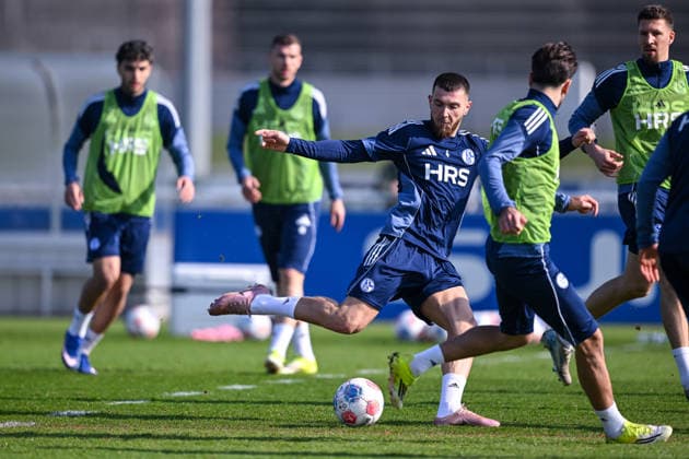 04.03.2026, Fussball, 2. Bundesliga, Saison 2025 2026, Training FC Schalke 04, Hasan Kurucay (FC Schalke 04) xRHR-FOTO YYx *** 04 03 2026, Football, 2 Bundesliga, Season 2025 2026, Training FC Schalke 04, Hasan Kurucay FC Schalke 04 xRHR PHOTO YYx Copyright: KROEGER RHR-FOTOx RHR-FOTO YY