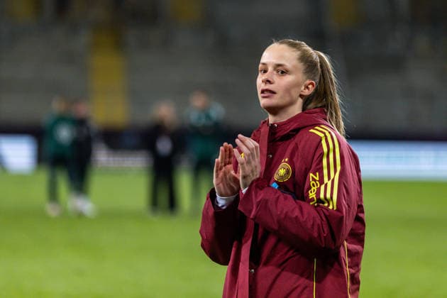 GER, UEFA-Qualifikation für die FIFA Frauenfussball-Weltmeisterschaft 2027, Deutschland - Slowenien. 03.03.2026, Rudolf-Harbig-Stadium, Dresden, GER, UEFA-Qualifikation für die FIFA Frauenfussball-Weltmeisterschaft 2027, Deutschland - Slowenien. Vivien Endemann (Deutschland 8) bedankt sich bei den Fans Â *** GER, UEFA Qualification for the FIFA Womens World Cup 2027, Germany Slovenia 03 03 2026, Rudolf Harbig Stadium, Dresden, GER, UEFA Qualification for the FIFA Womens World Cup 2027, Germany Slovenia Vivien Endemann Germany 8 thanks the fans Â nordphotoxGmbHxx xAlexanderxTrienitz nph00051