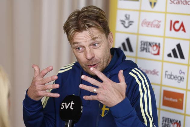 REGGIO CALABRIA, ITALIEN 20260304 Sveriges förbundskapten Tony Gustavsson under onsdagens pressträff dagen efter fotbollsdamernas VM-kvalpremiär mot Italien, pa Altafiumare Resort, Reggio Calabria.