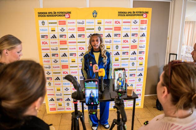 260304 Evelyn Ijeh during a mixed zone with the national women s football team of Sweden on March 4, 2026 in Reggio Calabria. Photo: Ludvig Thunman BILDBYRAN kod LT LT0781 fotboll football soccer fotball vm-kval kval fifa womens world cup qualifier qualifier mixed zone sverige sweden dam bbeng sverige sweden Copyright: LUDVIGxTHUNMAN BB260304LT007