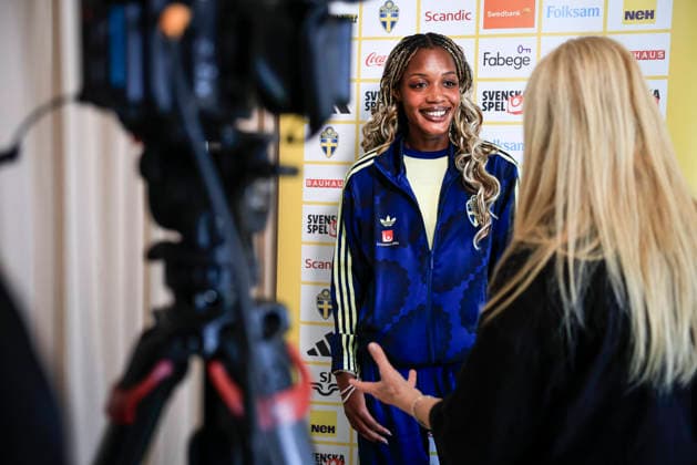 REGGIO CALABRIA, ITALIEN 20260304 Evelyn Ijeh under onsdagens pressträff dagen efter fotbollsdamernas VM-kvalpremiär, pa Altafiumare Resort, Reggio Calabria.