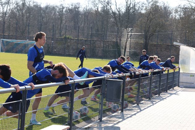 04.03.2026, xrekx, Fussball 2.Bundesliga, Karlsruher SC - Training v.l. Fabian Schleusener (Karlsruher SC) Marcel Franke (Karlsruher SC) Christian Eichner Trainer (Karlsruher SC) (DFL DFB REGULATIONS PROHIBIT ANY USE OF PHOTOGRAPHS as IMAGE SEQUENCES and or QUASI-VIDEO) Karlsruhe