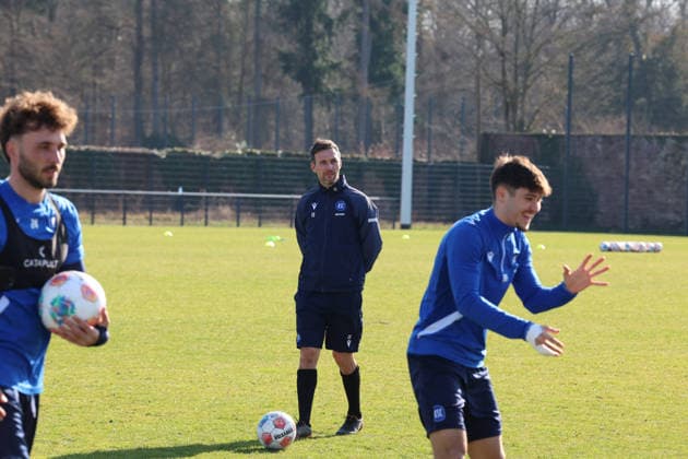 04.03.2026, xrekx, Fussball 2.Bundesliga, Karlsruher SC - Training v.l. Christian Eichner Trainer (Karlsruher SC) (DFL DFB REGULATIONS PROHIBIT ANY USE OF PHOTOGRAPHS as IMAGE SEQUENCES and or QUASI-VIDEO) Karlsruhe