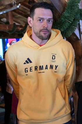 Georg Fleischhauer im Portrait Der deutsche Bobsportler Georg Fleischhauer bei einem Empfang im Winterdorf der Biosphäre Potsdam am 04.03.2026 in Potsdam. Er gewann Gold im Zweier-Bob und Vierer-Bob bei den Olympischen Winterspielen 2026 in Cortina d™Ampezzo. Potsdam Brandenburg Deutschland *** Portrait of Georg Fleischhauer The German bobsleigh athlete Georg Fleischhauer at a reception in the Winter Village of the Biosphäre Potsdam on 04 03 2026 in Potsdam He won gold in the two-man bobsleigh and four-man bobsleigh at the 2026 Winter Olympics in Cortina d™Ampezzo Potsdam Brandenburg Germany