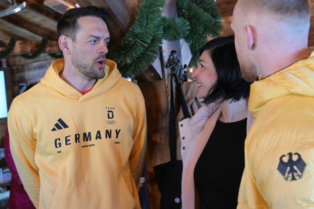 Georg Fleischhauer im Portrait Der deutsche Bobsportler Georg Fleischhauer unterhält sich bei einem Empfang im Winterdorf der Biosphäre Potsdam am 04.03.2026 in Potsdam mit Potsdams Oberbürgermeisterin Noosha Aubel. Er gewann Gold im Zweier-Bob und Vierer-Bob bei den Olympischen Winterspielen 2026 in Cortina d™Ampezzo. Potsdam Brandenburg Deutschland *** Portrait of Georg Fleischhauer German bobsleigh athlete Georg Fleischhauer talks to Potsdams Lord Mayor Noosha Aubel at a reception in the Winter Village of the Biosphere Potsdam on 04 03 2026 in Potsdam He won gold in the two-man bobsleigh and four-man bobsleigh at the 2026 Winter Olympics in Cortina d™Ampezzo Potsdam Brandenburg Germany