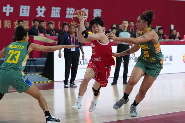 (260304) -- CHANGSHA, March 4, 2026 -- Wang Jiaqi (C) of China competes during a warm-up match between China and Brazil in Changsha, central China s Hunan Province, on March 4, 2026. ) (SP)CHINA-CHANGSHA-BASKETBALL-WARM UP MATCH-CHN VS BRA(CN) ChenxZhenhai 
