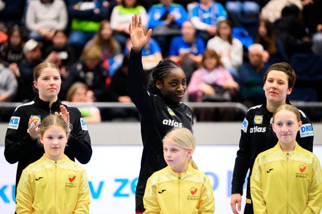 Handball, Frauen: EM-Qualifikation, Slowenien - Deutschland, 2. Runde, Gruppe 3, 3. Spieltag Farrelle Njinkeu (Deutschland) Celje Slowenien