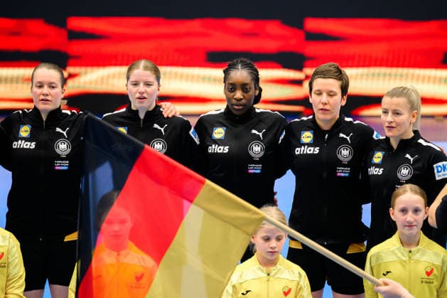 Handball, Frauen: EM-Qualifikation, Slowenien - Deutschland, 2. Runde, Gruppe 3, 3. Spieltag v.li. Lisa Antl (Deutschland), Nina Engel (Deutschland), Farrelle Njinkeu (Deutschland), Alina Grijseels (Deutschland), Antje Döll Doell (Deutschland) Celje Slowenien