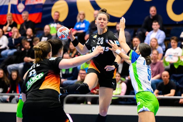 Handball, Frauen: EM-Qualifikation, Slowenien - Deutschland, 2. Runde, Gruppe 3, 3. Spieltag v.li. Lisa Antl (Deutschland), Emily Vogel (Deutschland), Ana Abina (Slowenien) Celje Slowenien