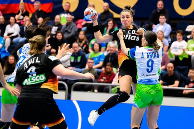 Handball, Frauen: EM-Qualifikation, Slowenien - Deutschland, 2. Runde, Gruppe 3, 3. Spieltag Emily Vogel (Deutschland) mit dem Pass auf Lisa Antl (Deutschland), dazwischen Ana Abina (Slowenien) Celje Slowenien