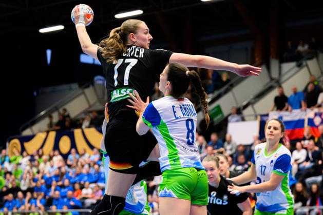Handball, Frauen: EM-Qualifikation, Slowenien - Deutschland, 2. Runde, Gruppe 3, 3. Spieltag v. li. im Zweikampf Ema Abina (Slowenien) und Viola Leuchter (Deutschland) Celje Slowenien