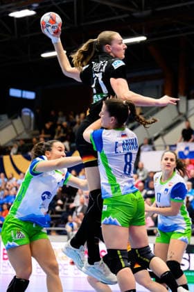 Handball, Frauen: EM-Qualifikation, Slowenien - Deutschland, 2. Runde, Gruppe 3, 3. Spieltag v. li. im Zweikampf Ema Abina (Slowenien) und Viola Leuchter (Deutschland) Celje Slowenien