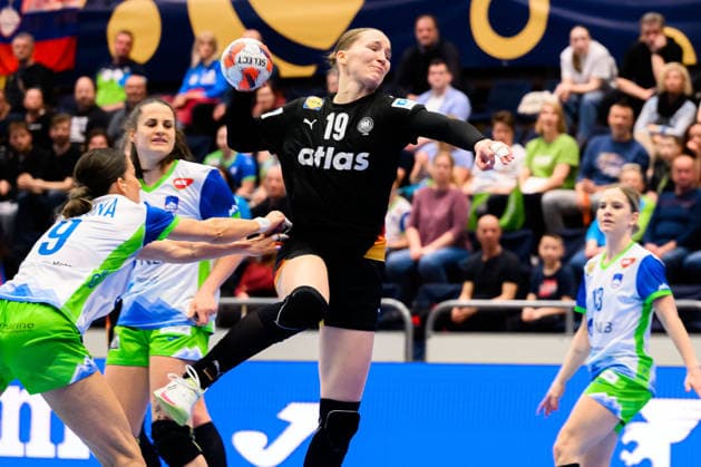 Handball, Frauen: EM-Qualifikation, Slowenien - Deutschland, 2. Runde, Gruppe 3, 3. Spieltag v.li. Ana Abina (Slowenien), Nieke Kühne Kuehne (Deutschland) Celje Slowenien