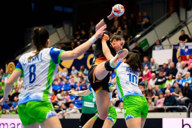 Handball, Frauen: EM-Qualifikation, Slowenien - Deutschland, 2. Runde, Gruppe 3, 3. Spieltag v. li. im Zweikampf Emily Vogel (Deutschland) und Tjasa Stanko (Slowenien) Celje Slowenien