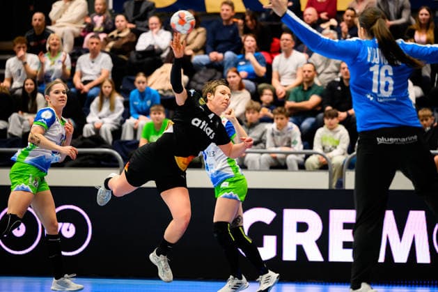 Handball, Frauen: EM-Qualifikation, Slowenien - Deutschland, 2. Runde, Gruppe 3, 3. Spieltag v.li. Alina Grijseels (Deutschland), Torhueterin Maja Vojnovic (Slowenien) Celje Slowenien