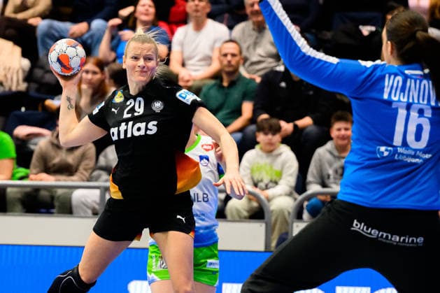 Handball, Frauen: EM-Qualifikation, Slowenien - Deutschland, 2. Runde, Gruppe 3, 3. Spieltag v.li. Antje Döll Doell (Deutschland), Torhueterin Maja Vojnovic (Slowenien) Celje Slowenien