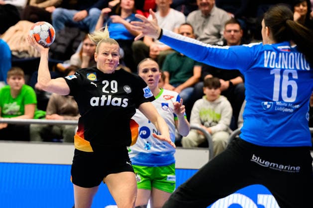 Handball, Frauen: EM-Qualifikation, Slowenien - Deutschland, 2. Runde, Gruppe 3, 3. Spieltag v.li. Antje Döll Doell (Deutschland), Torhueterin Maja Vojnovic (Slowenien) Celje Slowenien