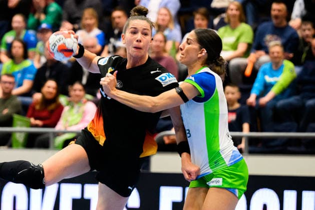 Handball, Frauen: EM-Qualifikation, Slowenien - Deutschland, 2. Runde, Gruppe 3, 3. Spieltag v. li. im Zweikampf Emily Vogel (Deutschland) und Ana Abina (Slowenien) Celje Slowenien