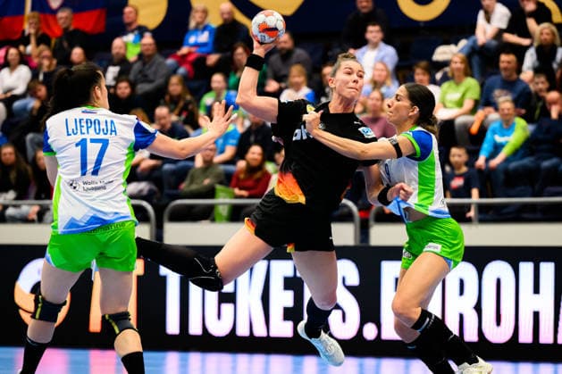 Handball, Frauen: EM-Qualifikation, Slowenien - Deutschland, 2. Runde, Gruppe 3, 3. Spieltag Natasa Ljepoja (Slowenien), Emily Vogel (Deutschland), Ana Abina (Slowenien) Celje Slowenien *** Handball, Women European Championship Qualification, Slovenia Germany, 2 Round, Group 3, Matchday 3 Natasa Ljepoja Slovenia , Emily Vogel Germany , Ana Abina Slovenia Celje Slovenia