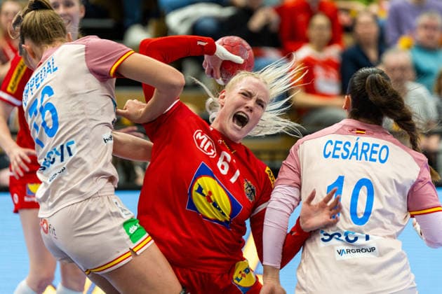 HANDBALL - EHF EURO Quali, AUT vs ESP VIENNA,AUSTRIA,04.MAR.26 - HANDBALL - EHF Women s European Championship, EM, Europameisterschaft qualification, OEHB international match, Länderspiel, Nationalmannschaft Austria vs Spain. Image shows Lisa Oppedal Weichbrodt (ESP), Johanna Reichert (AUT) and Elisabet Cesareo Romero (ESP).  GEPAxpictures xPhilippxBrem