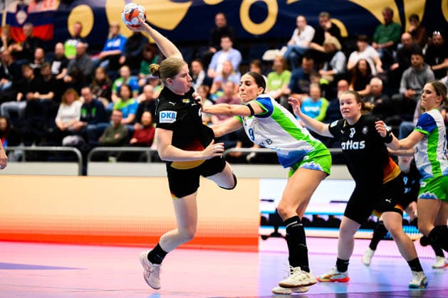Handball, Frauen: EM-Qualifikation, Slowenien - Deutschland, 2. Runde, Gruppe 3, 3. Spieltag Nina Engel (Deutschland), Ana Abina (Slowenien) Celje Slowenien