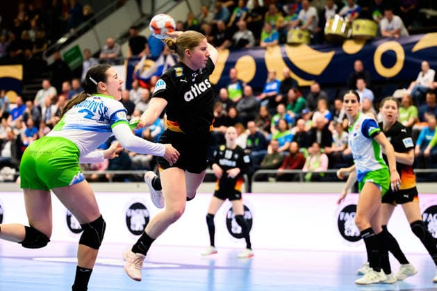 Handball, Frauen: EM-Qualifikation, Slowenien - Deutschland, 2. Runde, Gruppe 3, 3. Spieltag v.li. Ivona Barukcic (Slowenien), Nina Engel (Deutschland) Celje Slowenien