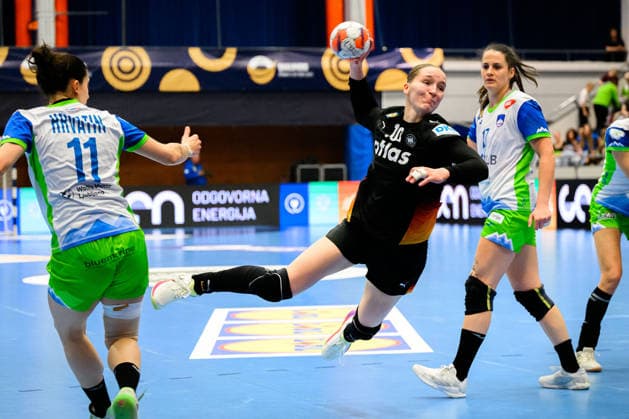 Handball, Frauen: EM-Qualifikation, Slowenien - Deutschland, 2. Runde, Gruppe 3, 3. Spieltag v.li. Ema Hrvatin (Slowenien), Nieke Kühne Kuehne (Deutschland), Natasa Ljepoja (Slowenien) Celje Slowenien