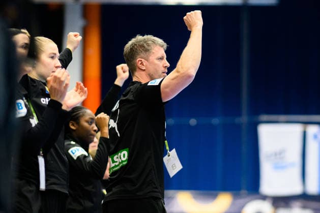 Handball, Frauen: EM-Qualifikation, Slowenien - Deutschland, 2. Runde, Gruppe 3, 3. Spieltag Trainer Markus Gaugisch (Deutschland) Jubel Freude Emotion Celje Slowenien
