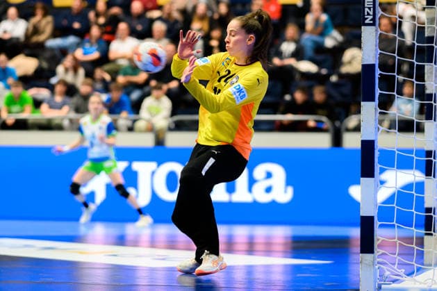 Handball, Frauen: EM-Qualifikation, Slowenien - Deutschland, 2. Runde, Gruppe 3, 3. Spieltag Torhueterin Sarah Wachter (Deutschland) hält den Wurf Celje Slowenien