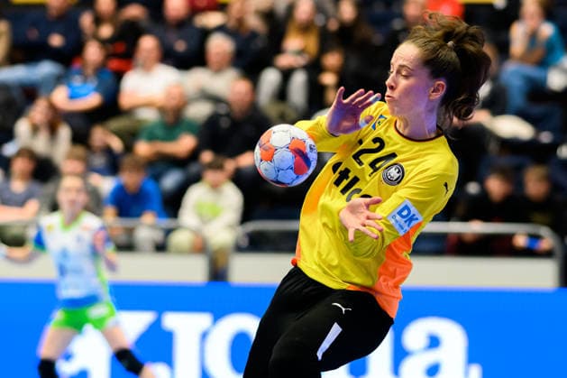 Handball, Frauen: EM-Qualifikation, Slowenien - Deutschland, 2. Runde, Gruppe 3, 3. Spieltag Torhueterin Sarah Wachter (Deutschland) hält den Wurf Celje Slowenien