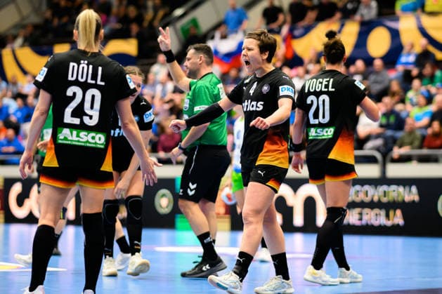 Handball, Frauen: EM-Qualifikation, Slowenien - Deutschland, 2. Runde, Gruppe 3, 3. Spieltag Antje Döll Doell (Deutschland), Alina Grijseels (Deutschland) Jubel Freude Emotion Celje Slowenien