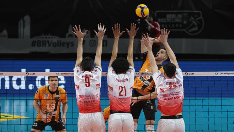 Moritz Reichert im Angriff, Ramazan Efe Mandiraci, Daniel Iyegbekedo, Alessandro Alberto Bovolenta Zweikampf Spielszene Aktion CEV Volleyball Cup Herren Saison 2025 2026 04.03.2026 BR Volleys Berlin BRV vs. Gas Sales Bluenergy Piacenza