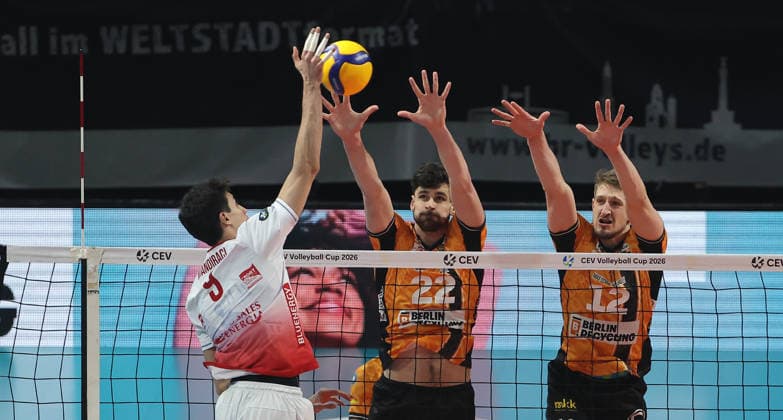 Ramazan Efe Mandiraci im Angriff, Jake Hanes, Florian Krage Brewitz Zweikampf Spielszene Aktion CEV Volleyball Cup Herren Saison 2025 2026 04.03.2026 BR Volleys Berlin BRV vs. Gas Sales Bluenergy Piacenza
