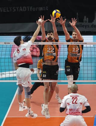 Ramazan Efe Mandiraci im Angriff, Jake Hanes, Florian Krage Brewitz Zweikampf Spielszene Aktion CEV Volleyball Cup Herren Saison 2025 2026 04.03.2026 BR Volleys Berlin BRV vs. Gas Sales Bluenergy Piacenza