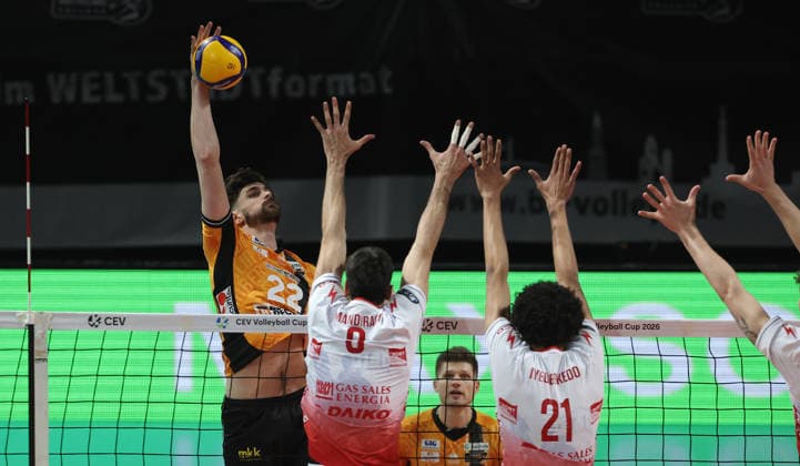 Jake Hanes im Angriff, Ramazan Efe Mandiraci, Daniel Iyegbekedo Zweikampf Spielszene Aktion CEV Volleyball Cup Herren Saison 2025 2026 04.03.2026 BR Volleys Berlin BRV vs. Gas Sales Bluenergy Piacenza