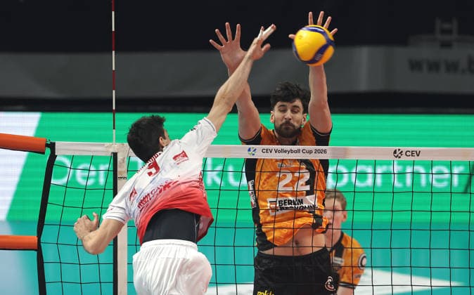 Ramazan Efe Mandiraci im Angriff, Jake Hanes Zweikampf Spielszene Aktion CEV Volleyball Cup Herren Saison 2025 2026 04.03.2026 BR Volleys Berlin BRV vs. Gas Sales Bluenergy Piacenza