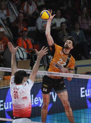 Joris Seddik, Jake Hanes im Angriff Zweikampf Spielszene Aktion CEV Volleyball Cup Herren Saison 2025 2026 04.03.2026 BR Volleys Berlin BRV vs. Gas Sales Bluenergy Piacenza
