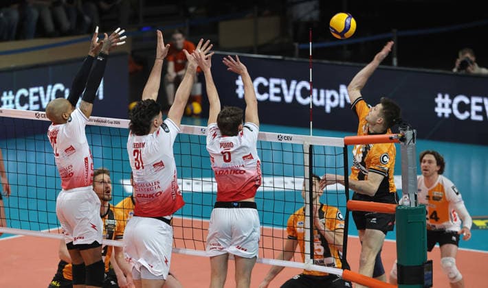 re. Ruben Schott im Angriff, Jose Miguel Gutierrez Suarez, Joris Seddik, Paolo Porro Zweikampf Spielszene Aktion CEV Volleyball Cup Herren Saison 2025 2026 04.03.2026 BR Volleys Berlin BRV vs. Gas Sales Bluenergy Piacenza