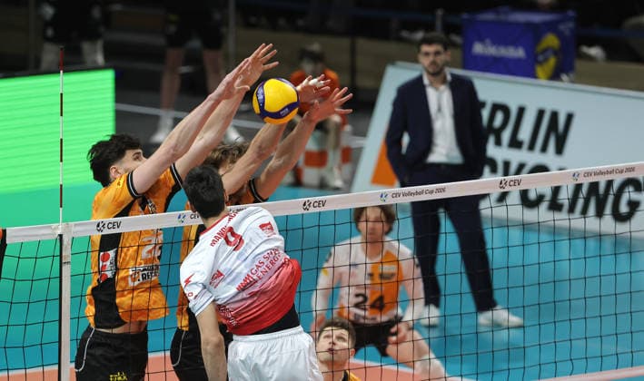 Ramazan Efe Mandiraci im Angriff, Jake Hanes, Florian Krage Brewitz Zweikampf Spielszene Aktion CEV Volleyball Cup Herren Saison 2025 2026 04.03.2026 BR Volleys Berlin BRV vs. Gas Sales Bluenergy Piacenza