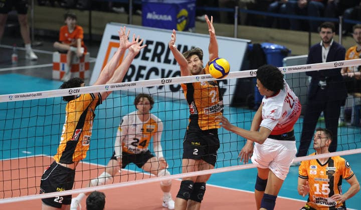 Jake Hanes, Matthew Knigge, Daniel Iyegbekedo im Angriff Zweikampf Spielszene Aktion CEV Volleyball Cup Herren Saison 2025 2026 04.03.2026 BR Volleys Berlin BRV vs. Gas Sales Bluenergy Piacenza