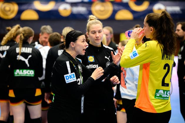 Handball, Frauen: EM-Qualifikation, Slowenien - Deutschland, 2. Runde, Gruppe 3, 3. Spieltag Torwarttrainerin Jasmina Rebmann-Jankovic (Deutschland) im Gespräch mit Torhueterin Sarah Wachter (Deutschland) Celje Slowenien