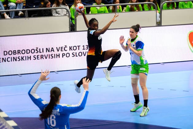 Handball, Frauen: EM-Qualifikation, Slowenien - Deutschland, 2. Runde, Gruppe 3, 3. Spieltag v.li. Torhueterin Maja Vojnovic (Slowenien), Farrelle Njinkeu (Deutschland), Ema Hrvatin (Slowenien) Celje Slowenien