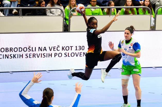 Handball, Frauen: EM-Qualifikation, Slowenien - Deutschland, 2. Runde, Gruppe 3, 3. Spieltag Farrelle Njinkeu (Deutschland), Ema Hrvatin (Slowenien) Celje Slowenien