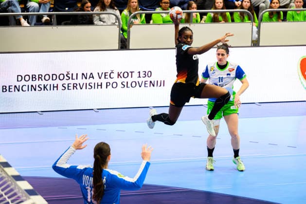Handball, Frauen: EM-Qualifikation, Slowenien - Deutschland, 2. Runde, Gruppe 3, 3. Spieltag Torhueterin Maja Vojnovic (Slowenien), Farrelle Njinkeu (Deutschland), Ema Hrvatin (Slowenien) Celje Slowenien