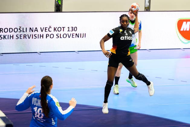 Handball, Frauen: EM-Qualifikation, Slowenien - Deutschland, 2. Runde, Gruppe 3, 3. Spieltag v.li. Torhueterin Maja Vojnovic (Slowenien), Farrelle Njinkeu (Deutschland) Celje Slowenien