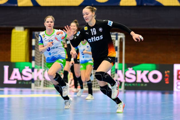 Handball, Frauen: EM-Qualifikation, Slowenien - Deutschland, 2. Runde, Gruppe 3, 3. Spieltag v.li. Spela Bajc (Slowenien), Nieke Kühne Kuehne (Deutschland) Celje Slowenien