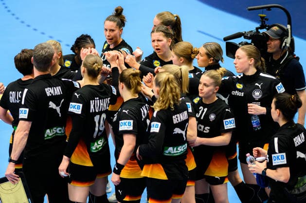 Handball, Frauen: EM-Qualifikation, Slowenien - Deutschland, 2. Runde, Gruppe 3, 3. Spieltag die Mannschaft von Deutschland, Gruppenfoto in der Auszeit Celje Slowenien