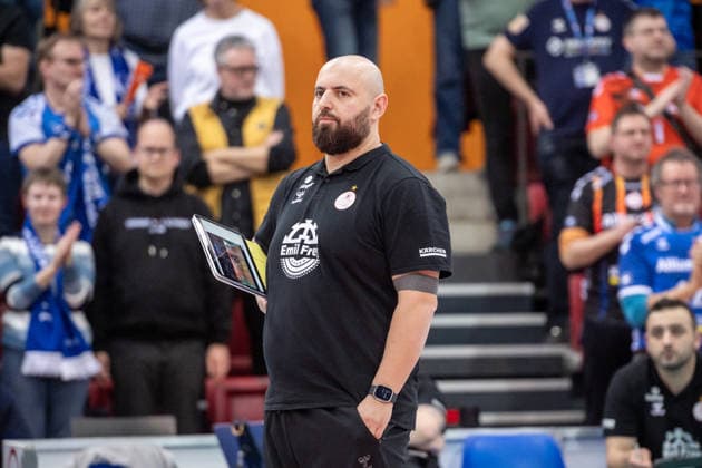 Konstantin Bitter (Allianz MTV Stuttgart, Head-Coach) - konzentrierter Blick GER, Allianz MTV Stuttgart - VC Wiesbaden, Volleyball Bundesliga, VBL, Spielzeit 2025 2026, 04.03.2026 GER, Allianz MTV Stuttgart - VC Wiesbaden, Volleyball Bundesliga, VBL, Spielzeit 2025 2026, 04.03.2026 Stuttgart Copyright: xSandyxDinkelackerx EP_SDR