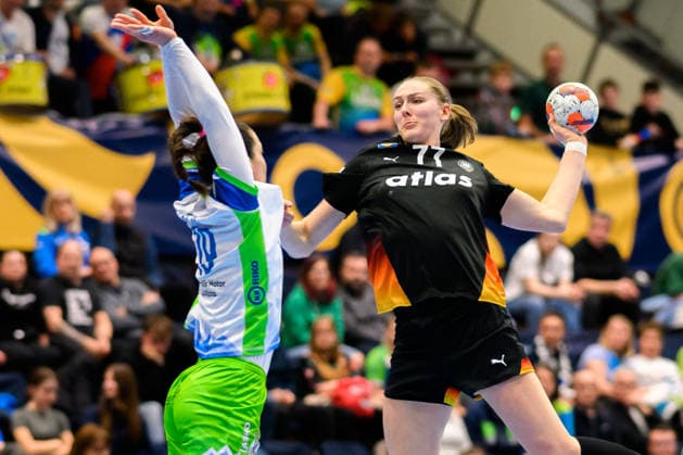 Handball, Frauen: EM-Qualifikation, Slowenien - Deutschland, 2. Runde, Gruppe 3, 3. Spieltag v.li. Spela Bajc (Slowenien), Viola Leuchter (Deutschland) Celje Slowenien